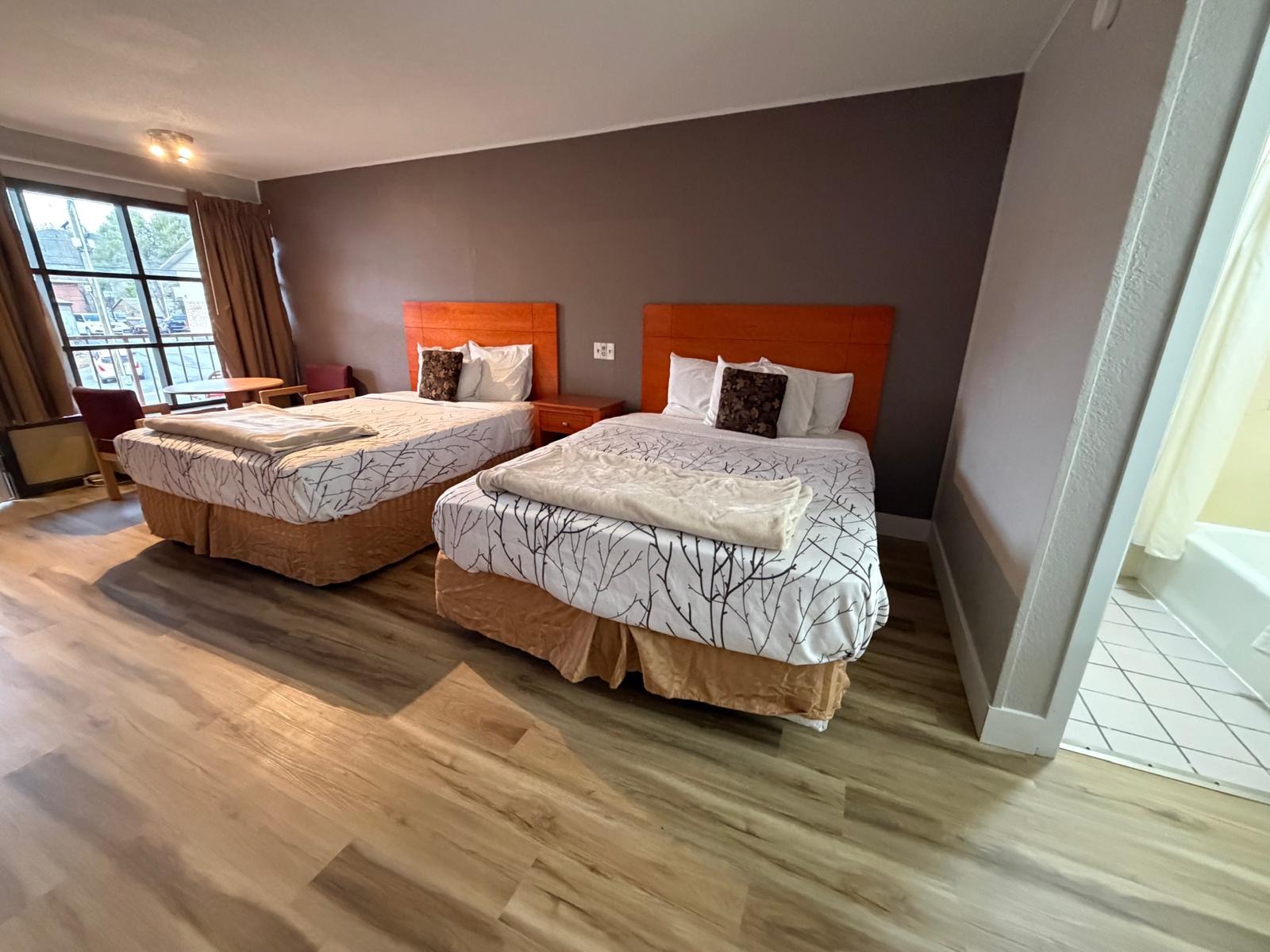 Double bed room at Mountain House Motor Inn